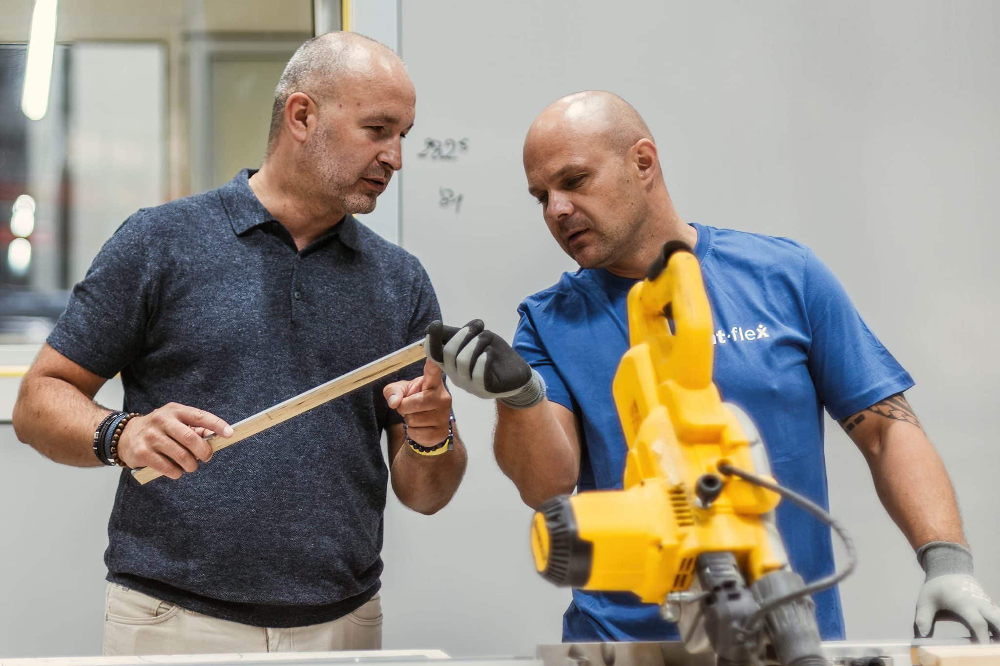 Twee collega's van demt-flex aan de slag met de houtmachine - technisch personeel vinden - demt-flex